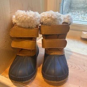Gap Kids Sherpa Duck Boots size 5/6